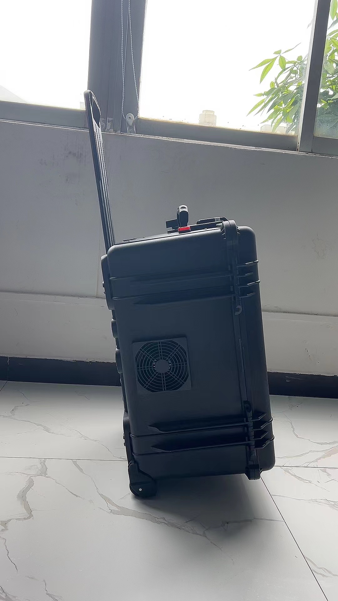 黑水手拉箱型移动通信干扰器